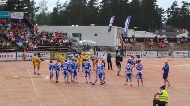 So it begins. Team Tahko (yellow) against team Jyväskylä (blue).